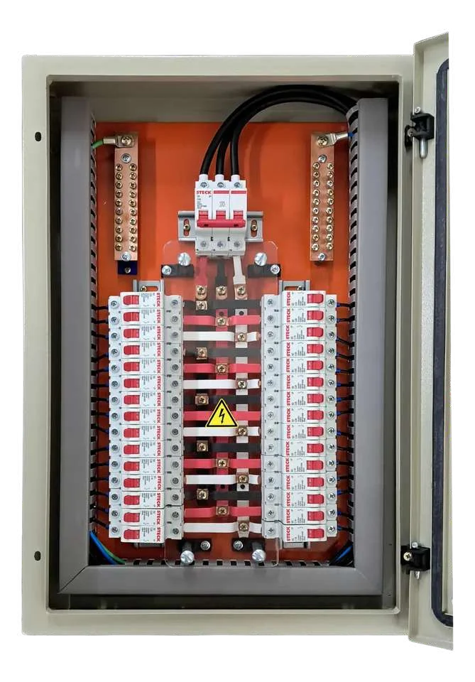 Quadro elétrico com disjuntores e componentes de proteção